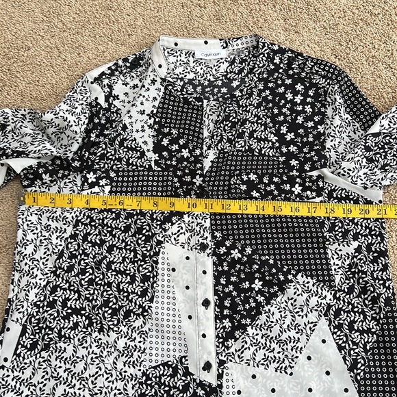 Calvin Klein large white/black printed front button top. - Picture 7 of 8